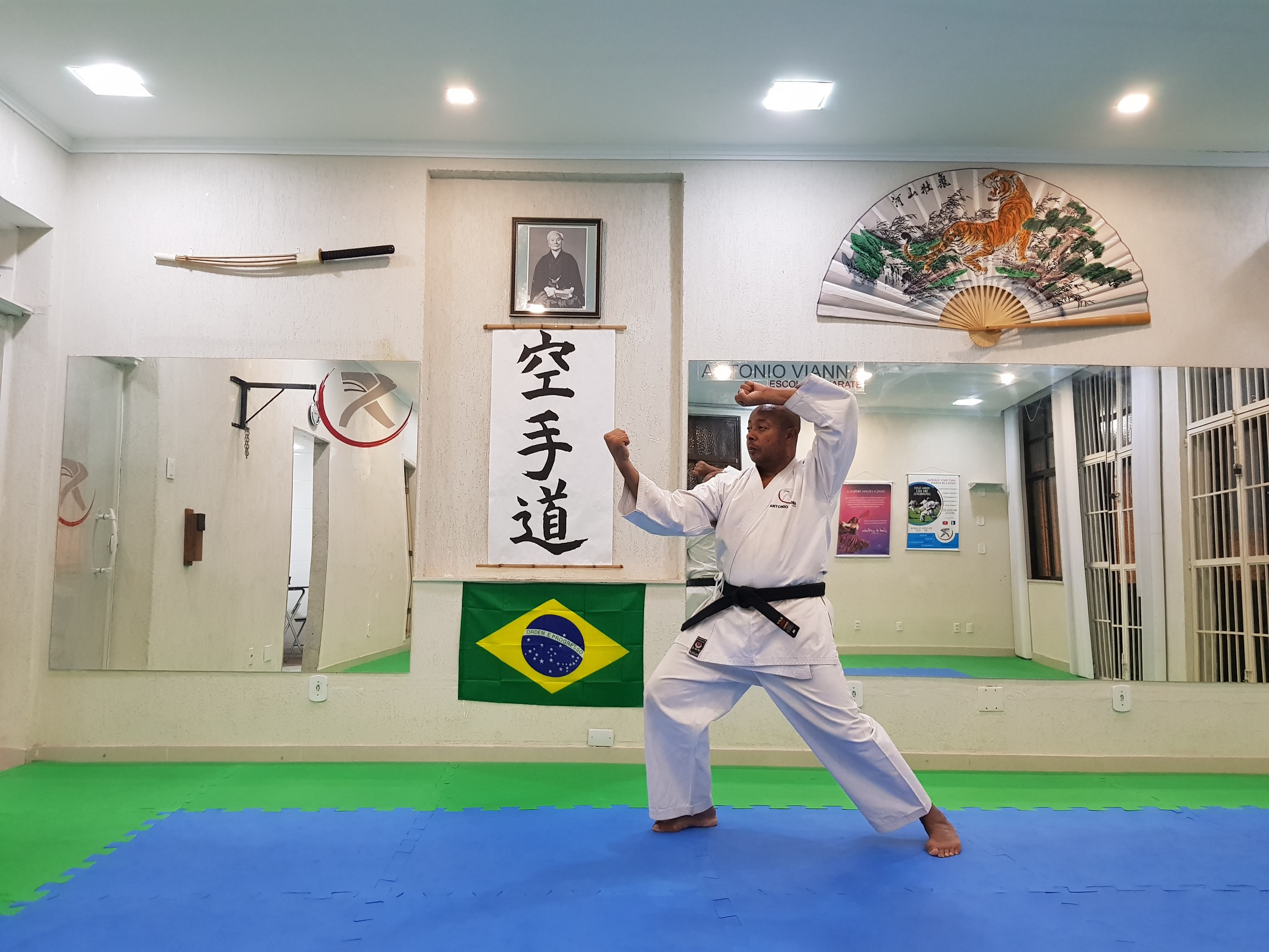 Sensei Antônio Vianna no DOJO - jodan age uke e ura zuki em zenkutsu dashi